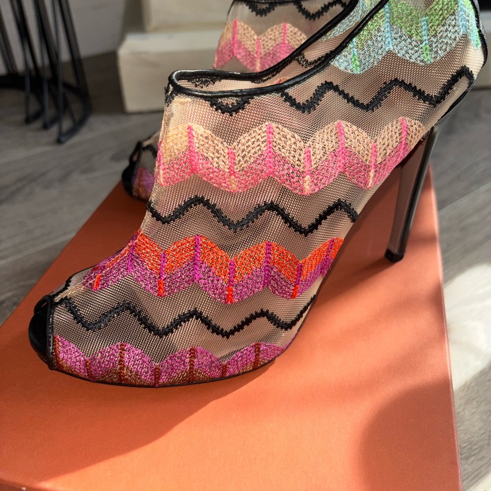 Colorful Zigzag Patterned Women's Heels